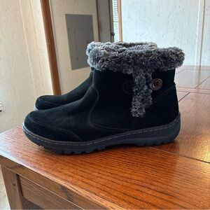 Khombu Iris All Weather Ankle Booties Women’s 9M Suede Water Resistant Side Zip